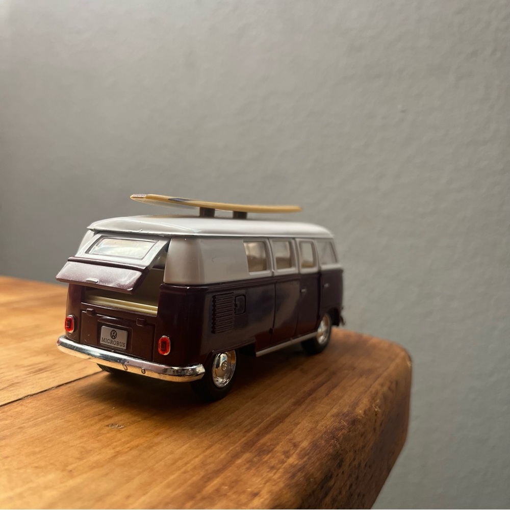 Diecast 1962 Volkswagen Classic Bus w/ Surfboard - Picture 6 of 11